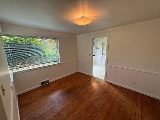 Building Photo - 2 Bedroom 2 Bathroom + Den Magnolia House!