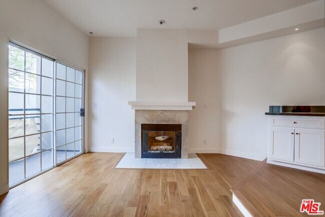 Building Photo - 852 N Poinsettia Pl