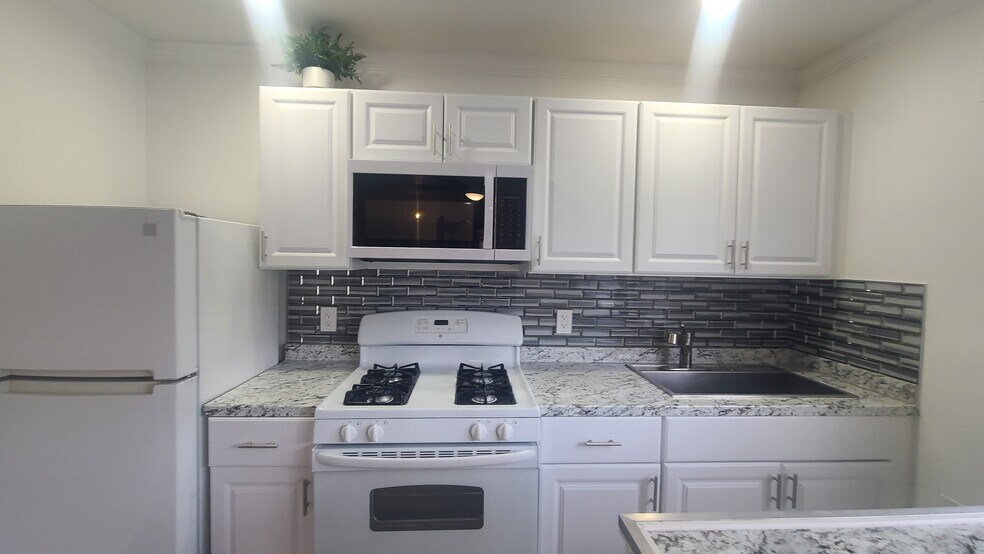 Building Photo - 589 Bramhall Ave