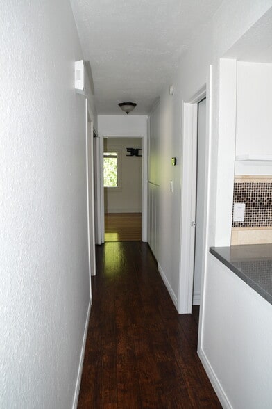 Building Photo - 925 Willow Tree Dr