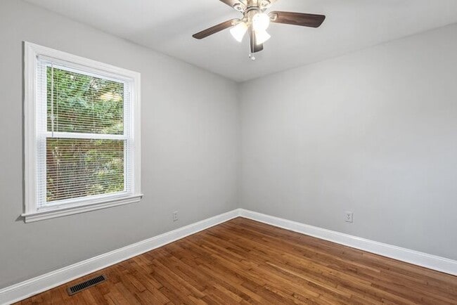 Building Photo - Updated Home- Near State Street! LR, DR, J...