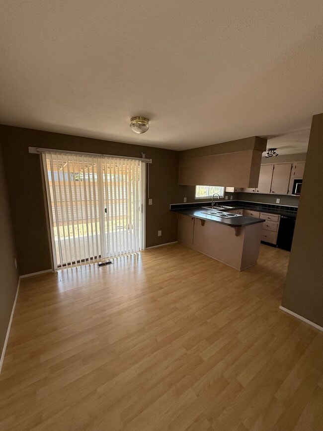 Building Photo - Charming 3-Bedroom, 2-Bathroom with Large ...
