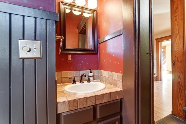 Building Photo - 557 S Grant Ave