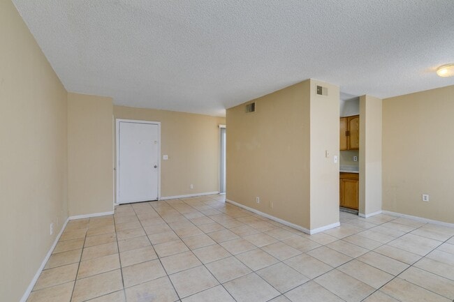 Building Photo - Cozy 2BR/2BA in Spring Valley Near the Strip