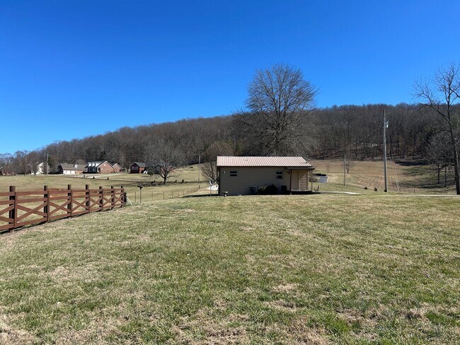 Building Photo - 2 Rental Units on 1 Property, Unique TN Co...