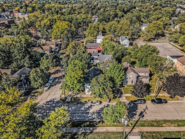 Building Photo - 37 Gold Ave NW