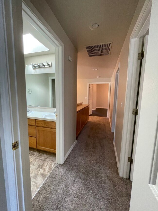 Building Photo - Beautiful 5bd 3ba home on corner lot, Edge...