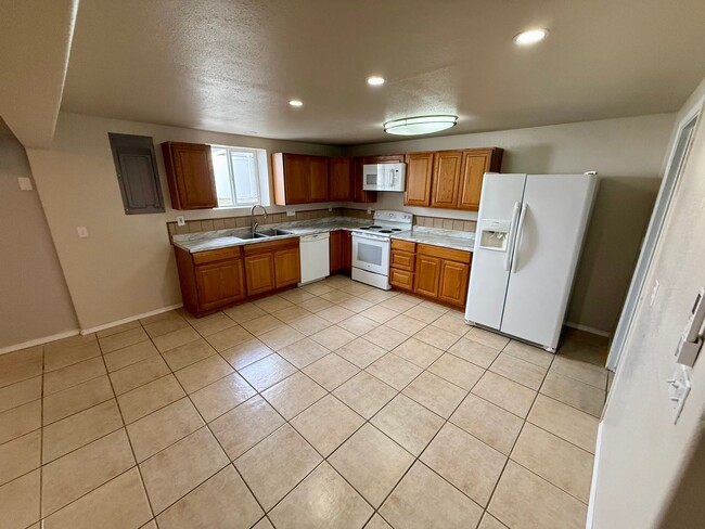 Building Photo - Thomas Duplex