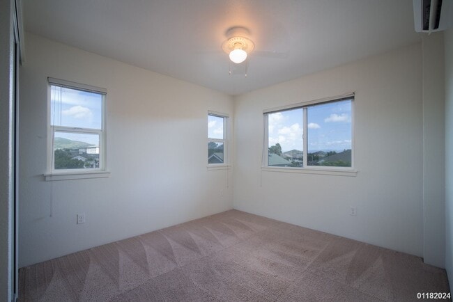 Building Photo - 3bd/2.5ba condo with 2 assigned parking sp...