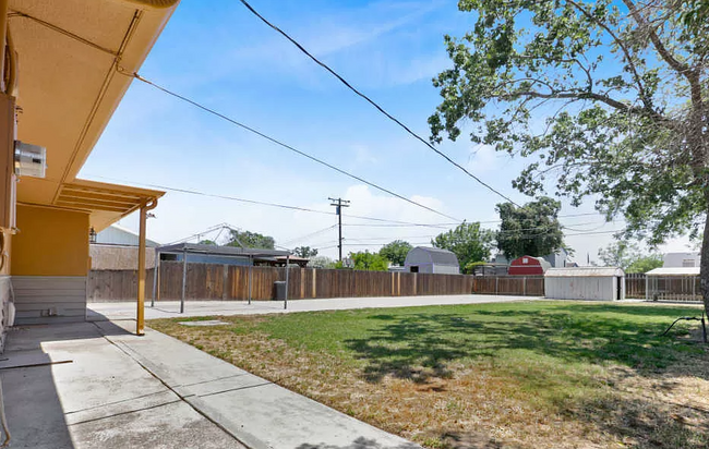 Building Photo - 1807 N 11th Ave