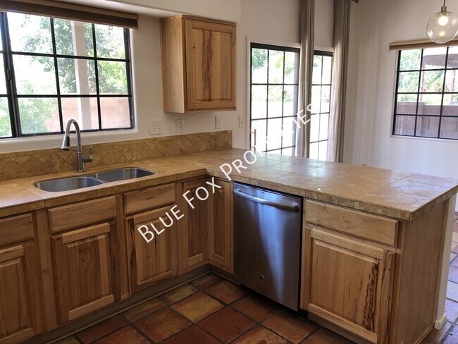 Building Photo - 759 W Clear Creek Way
