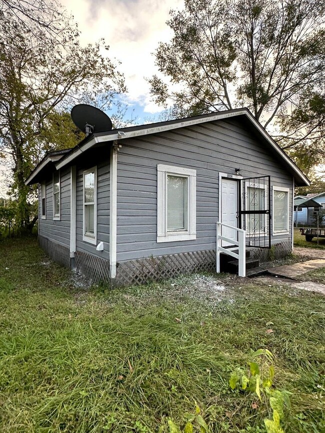 Building Photo - Fully Renovated 3/2 Single Family House Av...