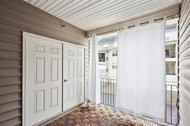 Building Photo - Stunning 2 bed 2.5 bath 2-story condo/townhome
