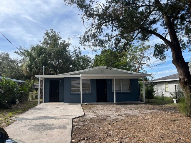 Building Photo - Move In Special - half off first months rent Two bed one bath home