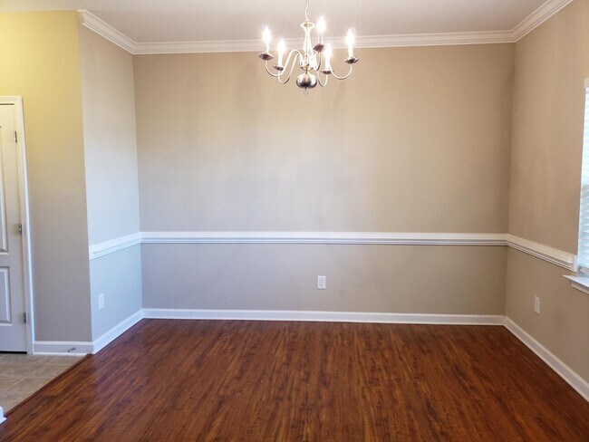 Building Photo - 211 Rainmaker St