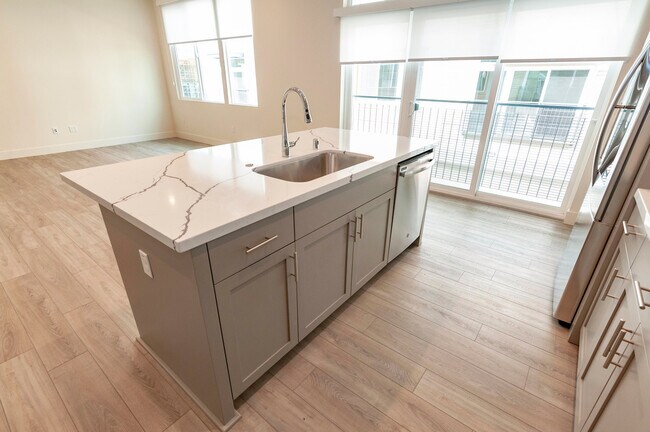 Building Photo - Upscale 2-BR Dual-Suite Condo in Downtown San Jose