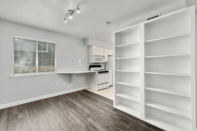 Building Photo - Great for Roommates!