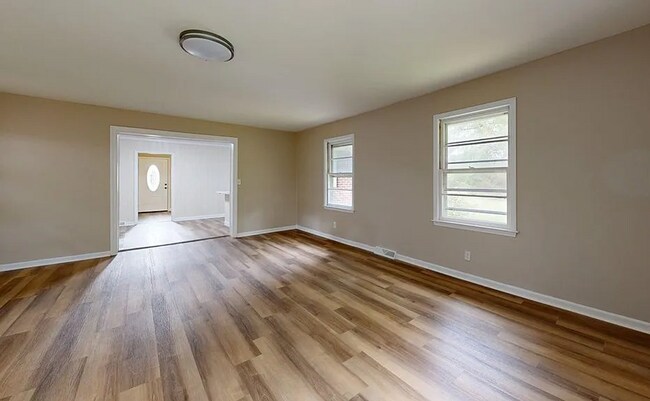 Building Photo - PENDING 3 Bed 2 Bath Home