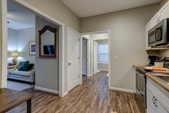 Building Photo - Fully Furnished Two Bedroom Apartment in t...