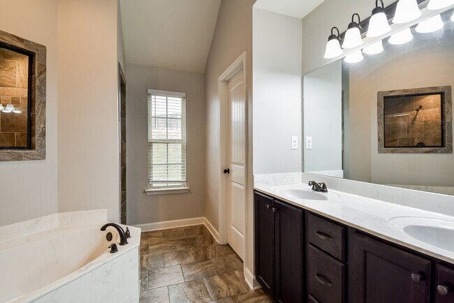 Building Photo - 2600 Molly Ln