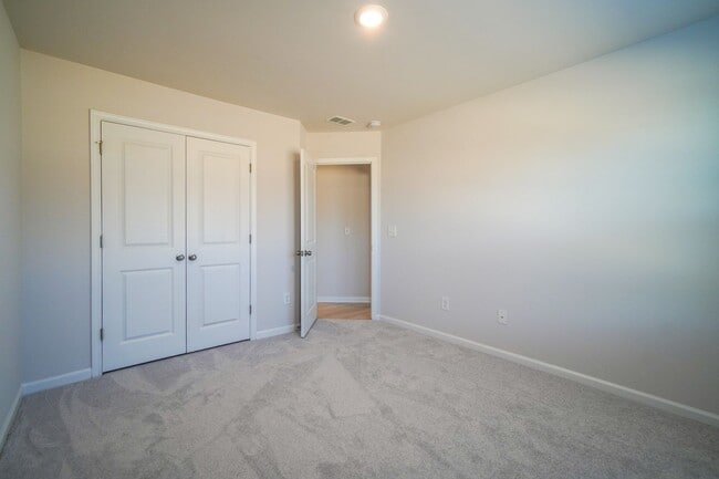 Building Photo - Almost New End Unit Townhome in desirable Chateau community