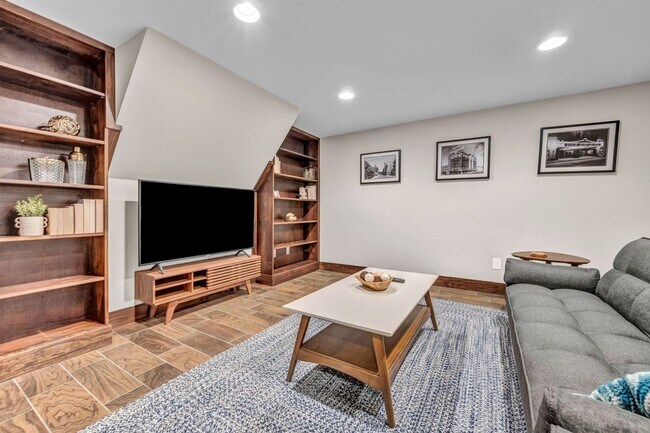 Building Photo - Charming Modern Industrial Fully Furnished Home for Lease
