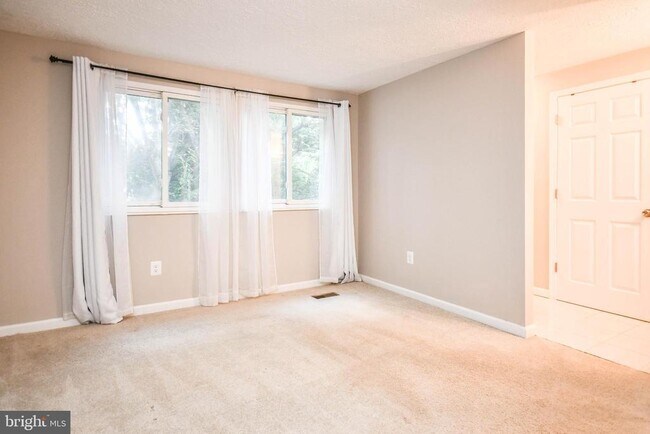 Building Photo - 27 Cross Country Ct