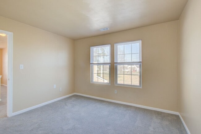 Building Photo - 3 Bed, 2.5 Bath Home Conveniently Located ...