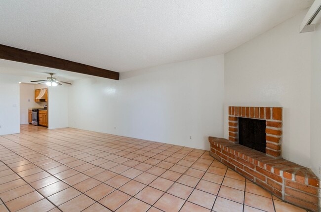 Building Photo - Cozzy Townhome with incredible mountain views! New Kitchen Appliances!