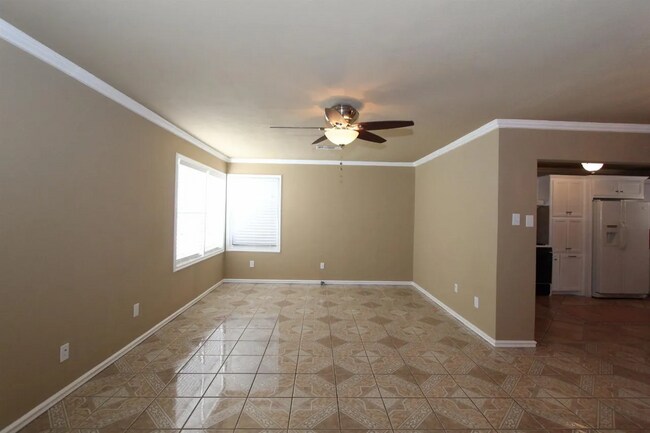 Building Photo - Centrally Located 2/1!