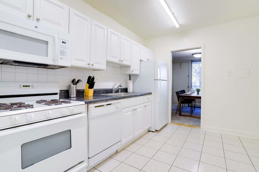 Building Photo - 1600 S Eads St