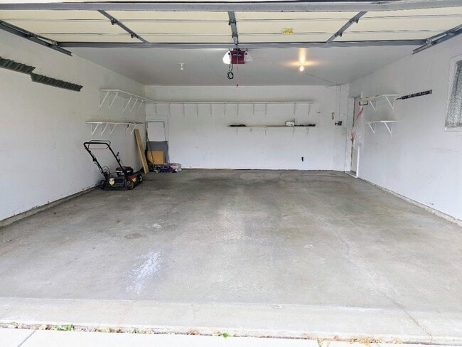 Building Photo - Charming 2-Bedroom, 2-Bathroom Home with Sunroom & Patio in Woodbury, MN