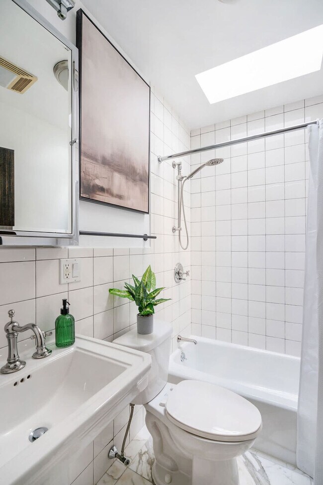 Building Photo - 10 5th Ave