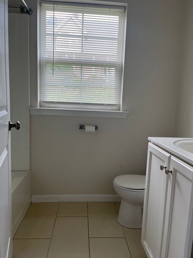 Building Photo - Stunning twin home located in West Bethlehem