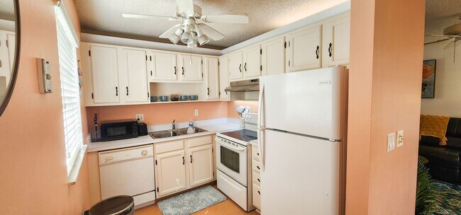 Building Photo - Coming Soon! Beautifully furnished 1 bedroom 1.5 bath condo