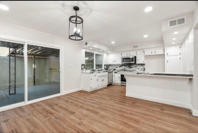 Building Photo - Beautifully 4-bedroom, 2.5-bathroom Condo—ready and waiting for you!