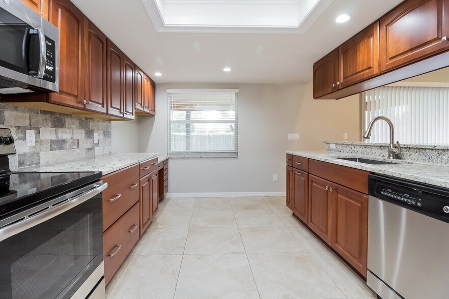 Building Photo - 9334 Buttonwood St