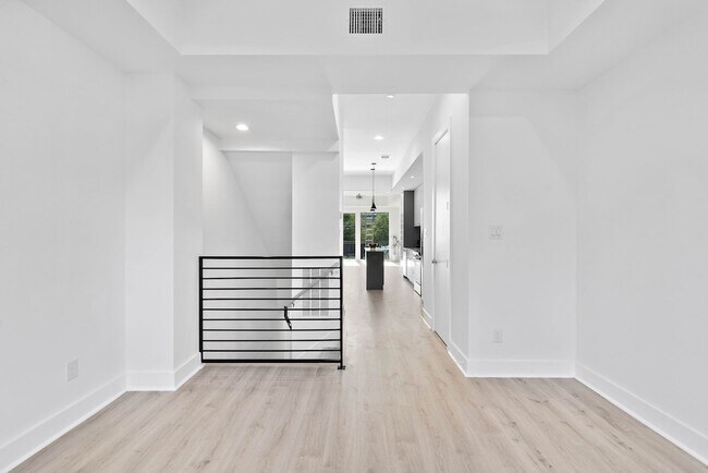 Building Photo - 1406 Valentine St