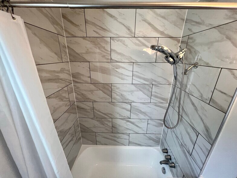 Building Photo - 5 E Glebe Rd