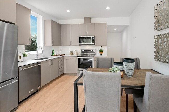 Building Photo - 2Bd/2Ba Seattle Townhouse