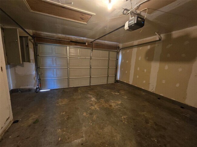 Building Photo - 807 Meadowcreek Dr
