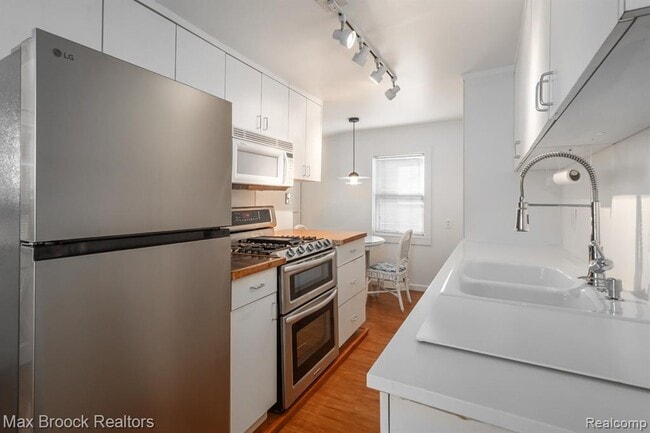 Building Photo - 932 Humphrey Ave