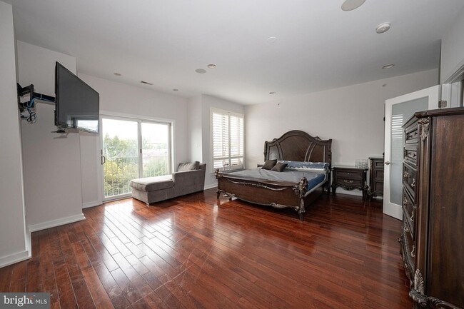 Building Photo - 601 Poplar St