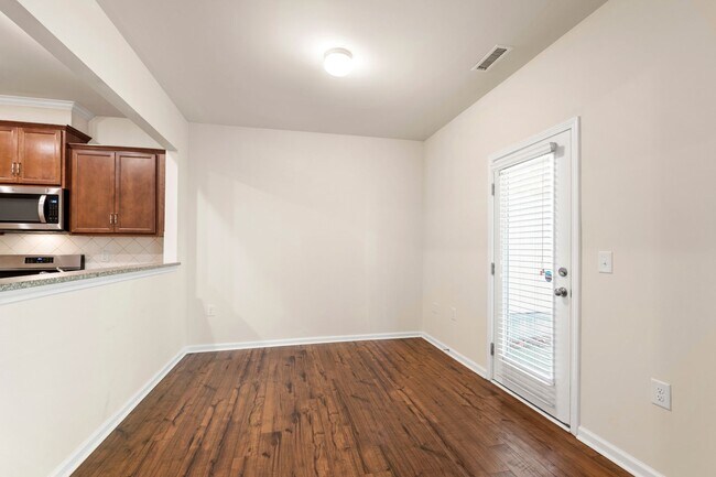 Building Photo - Elegant Townhome Near Southpoint Mall!