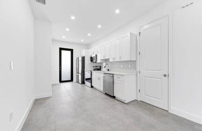 Building Photo - 11671 Pawley Ave
