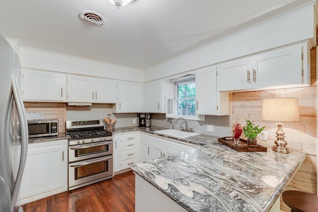 Kitchen - 2515 Sherwood St