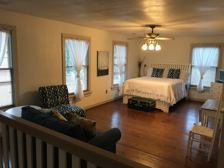 enjoy a sitting area and TV - 541 E Jones Ln