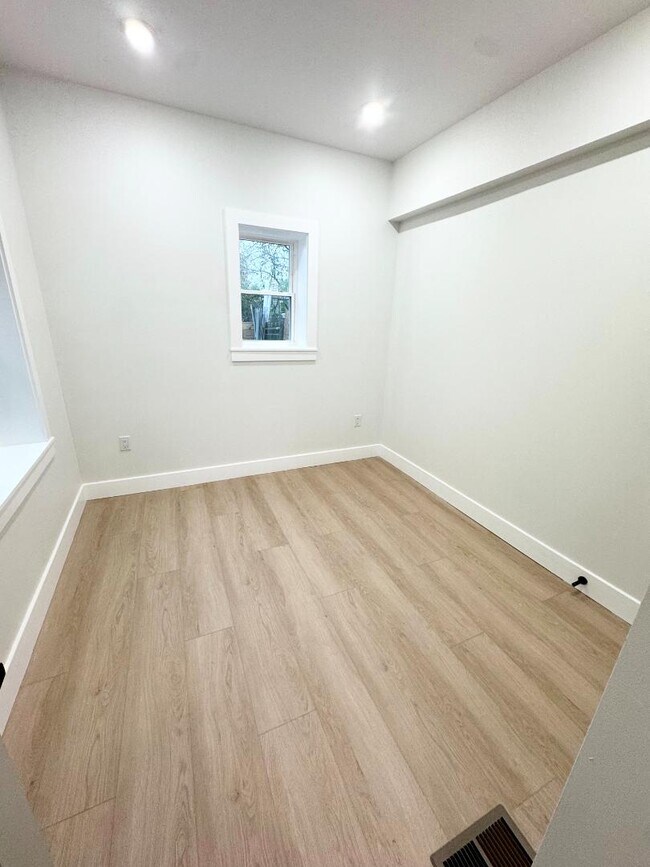 Building Photo - 118 E Huntingdon St