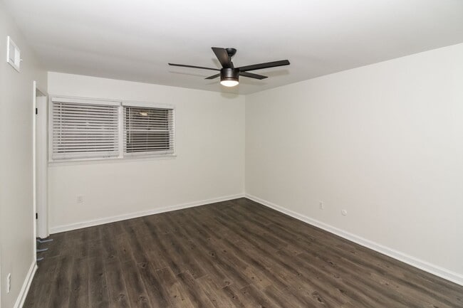 Building Photo - Beautifully Renovated Modern House in Normandy Meadows East!