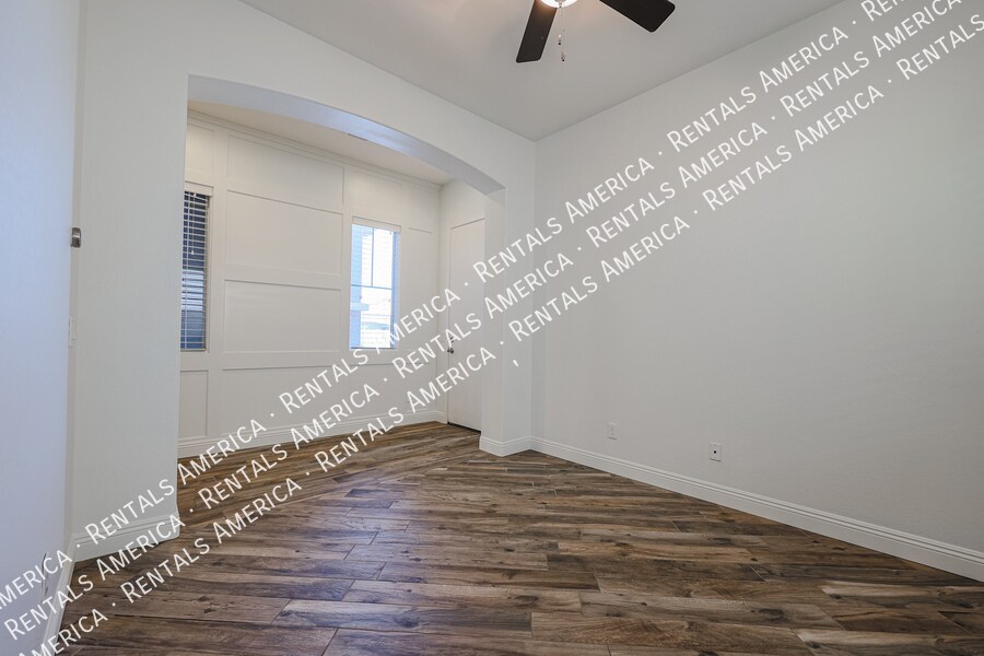 Building Photo - 4121 E Yellowstone Pl